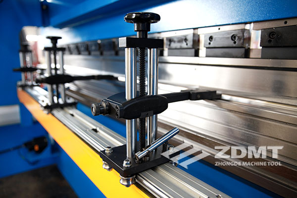 中德機(jī)床攜手意大利ESA成功研制新型電液同步數(shù)控折彎?rùn)C(jī)4 中德機(jī)床攜手意大利ESA成功研制新型電液同步數(shù)控折彎?rùn)C(jī)4