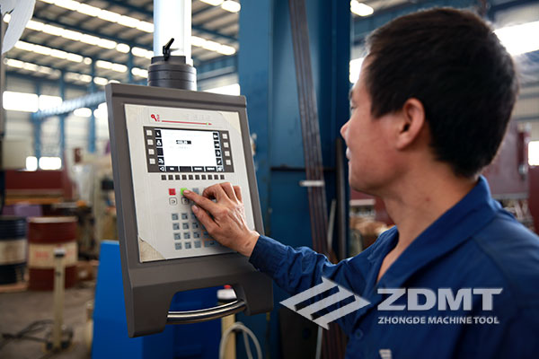 中德機(jī)床攜手意大利ESA成功研制新型電液同步數(shù)控折彎?rùn)C(jī)2 中德機(jī)床攜手意大利ESA成功研制新型電液同步數(shù)控折彎?rùn)C(jī)2