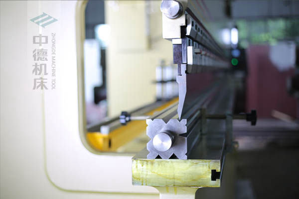 ZDP-20050采用標準上下模具2.jpg ZDP-20050采用標準上下模具2.jpg